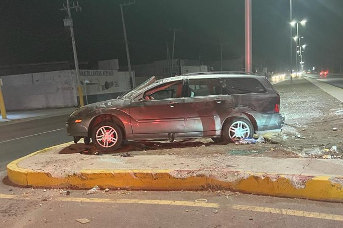 Joven conductor sufre volcadura sobre la carretera Torreón - San Pedro; el auto terminó destrozado