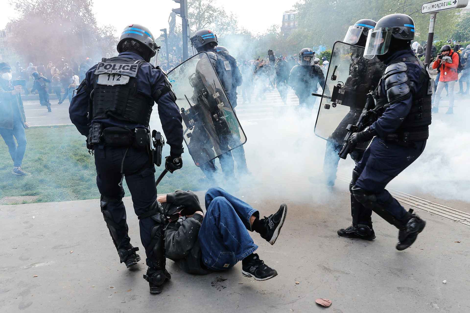 More than 100 policemen are injured during the demonstrations on May 1 in France