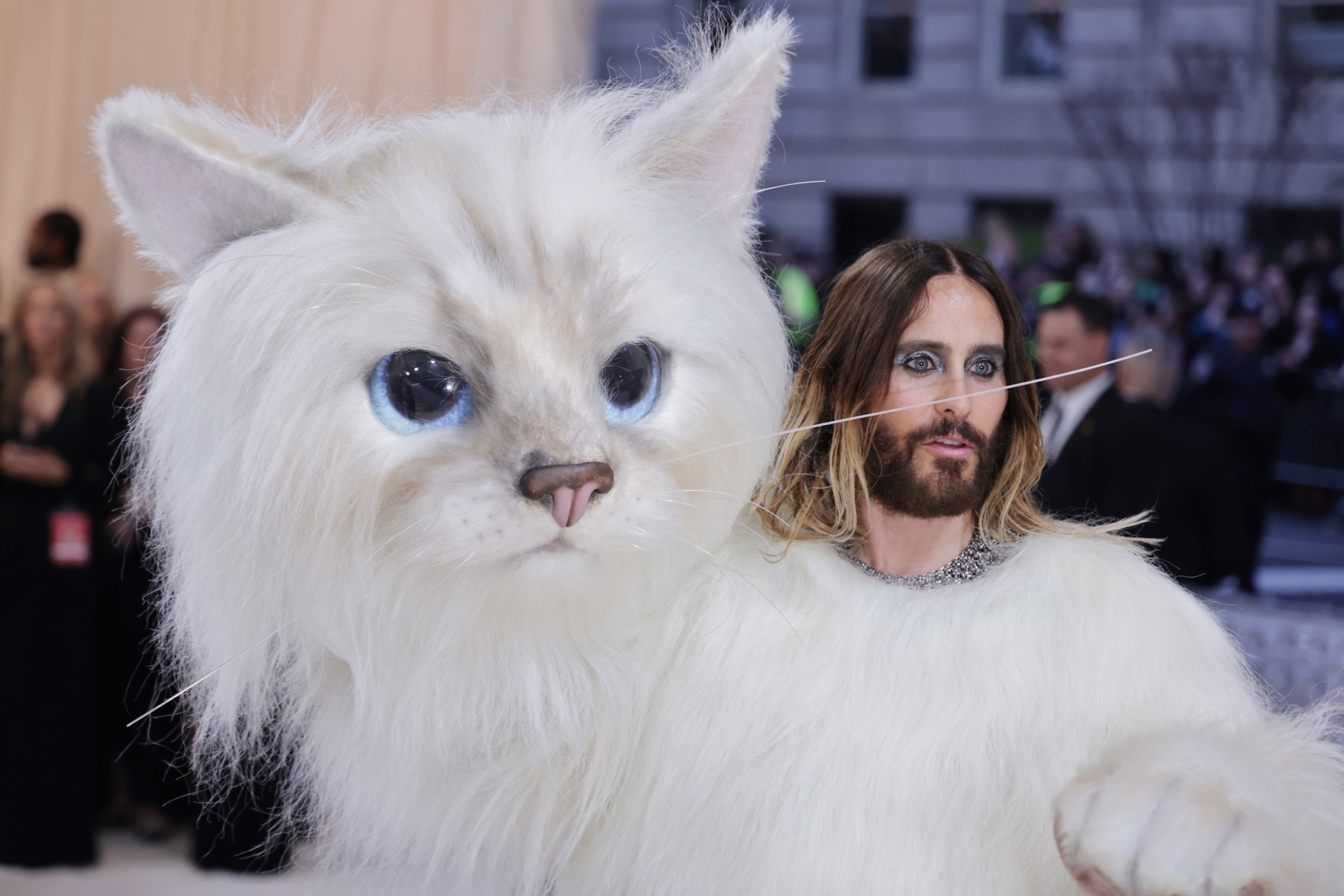 Jared Leto acude a Met Gala disfrazado de un gato