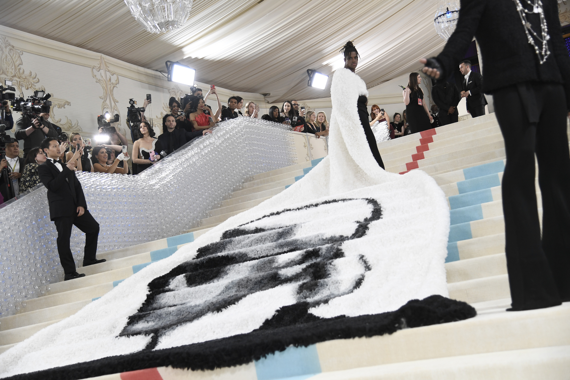 Met Gala 2023: Famosos hacen homenaje a Karl Lagerfeld, 'el kaiser de la moda'