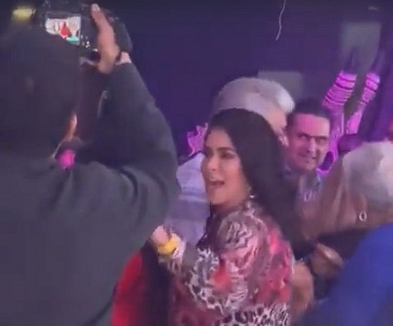 Se puede observar a la esposa de Mejía Berdeja arremetiendo contra el dirigente de Morena.