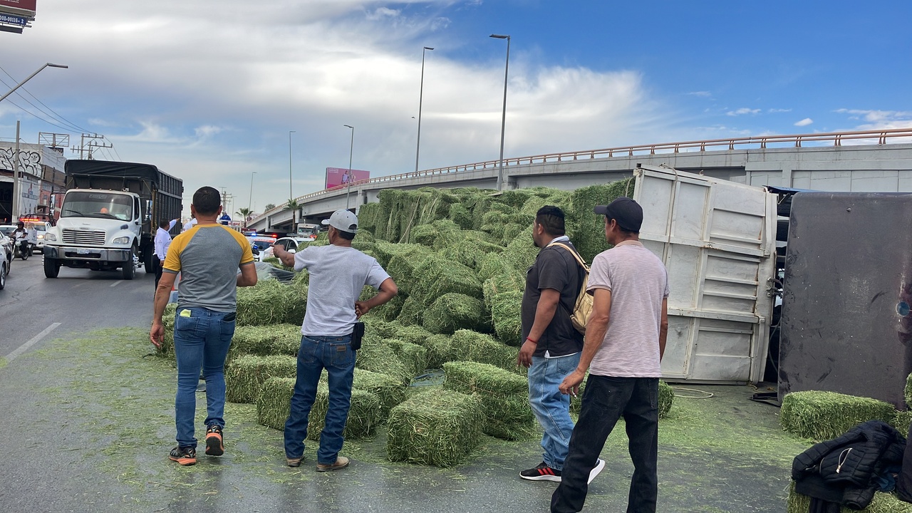 Por la carga que llevaba el tráiler, al tomar la curva se volteó.