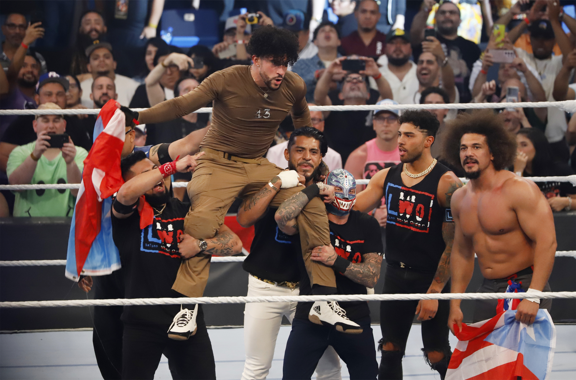 Bad Bunny vence en una dura pelea callejera al luchador Damian Priest