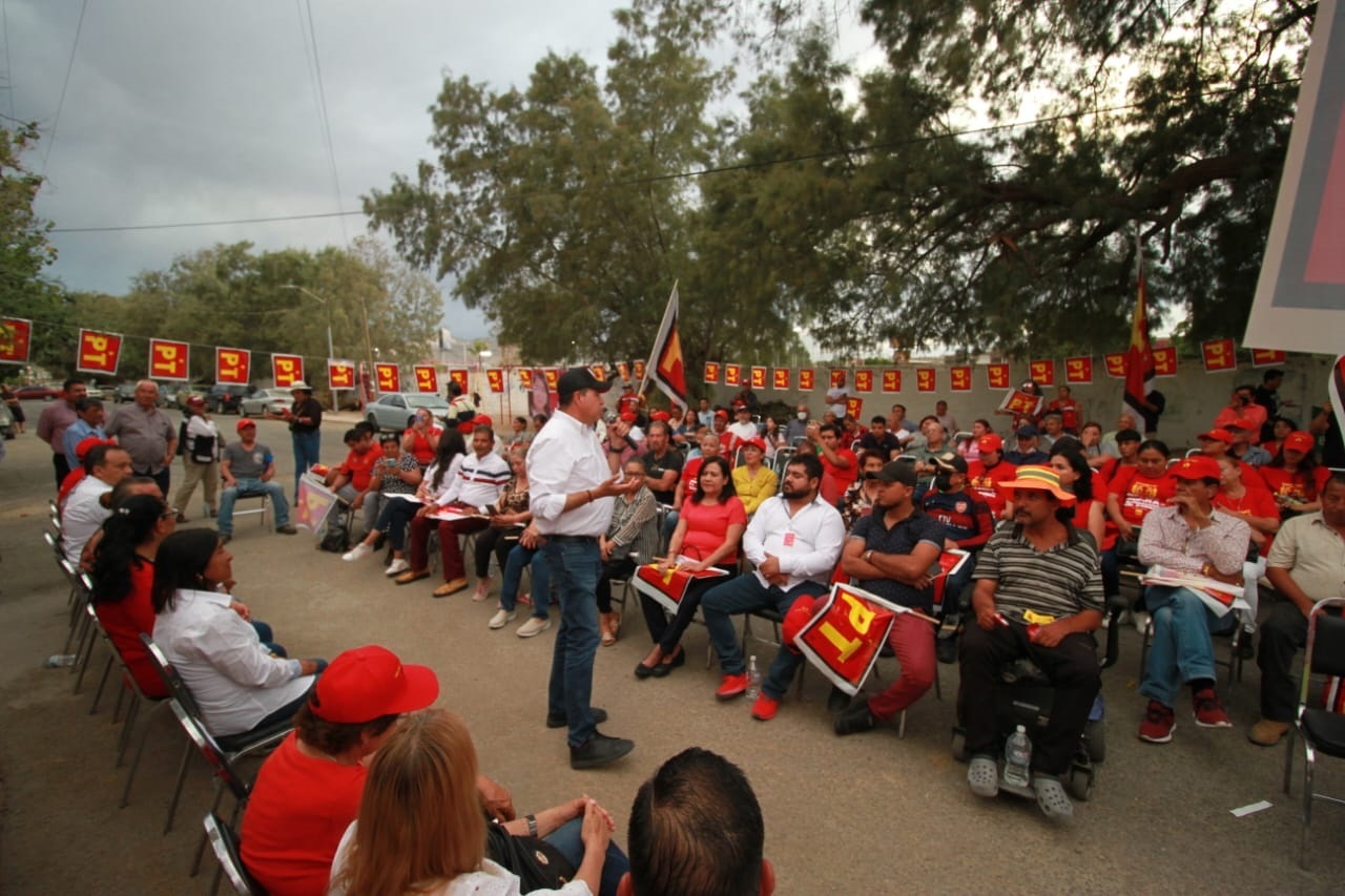 Mejía Berdeja sostuvo un encuentro con conductores de aplicaciones del transporte público. (CORTESÍA)