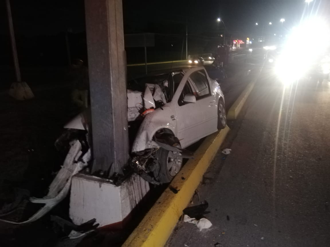 Tras sufrir una salida de camino, el vehículo terminó impactándose de frente contra un poste metálico. (Foto: ISABEL AMPUDIA / EL SIGLO COAHUILA)