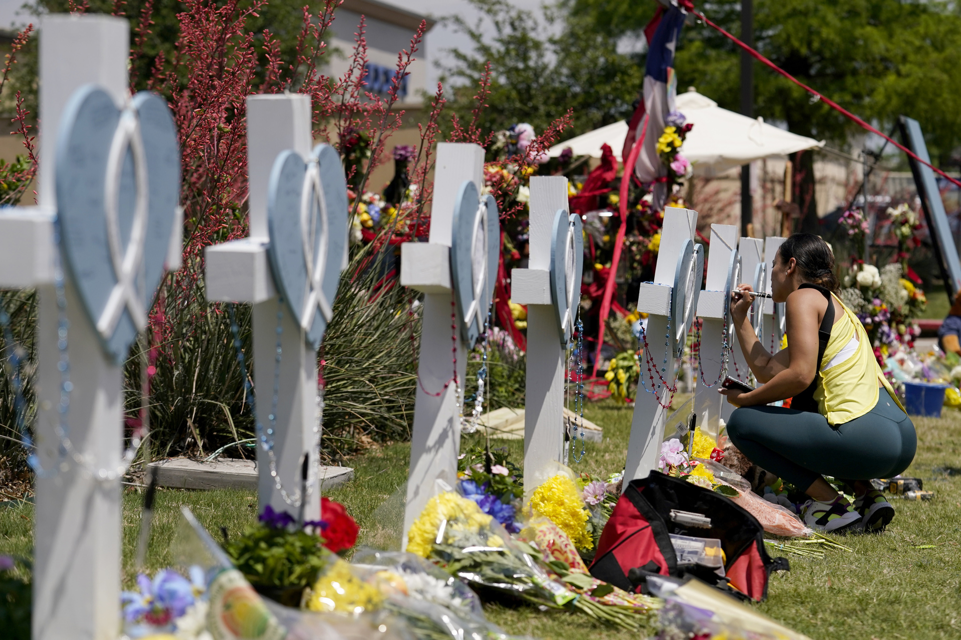 Una familia y dos niñas de primaria, entre víctimas identificadas del tiroteo en Allen, Texas