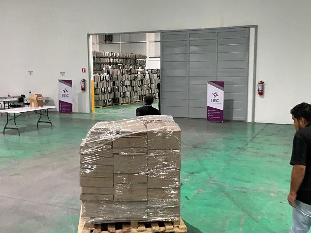 Los paquetes de documentación electoral arribaron a la bodega del Instituto Electoral en Saltillo, custodiada por la policía estatal.