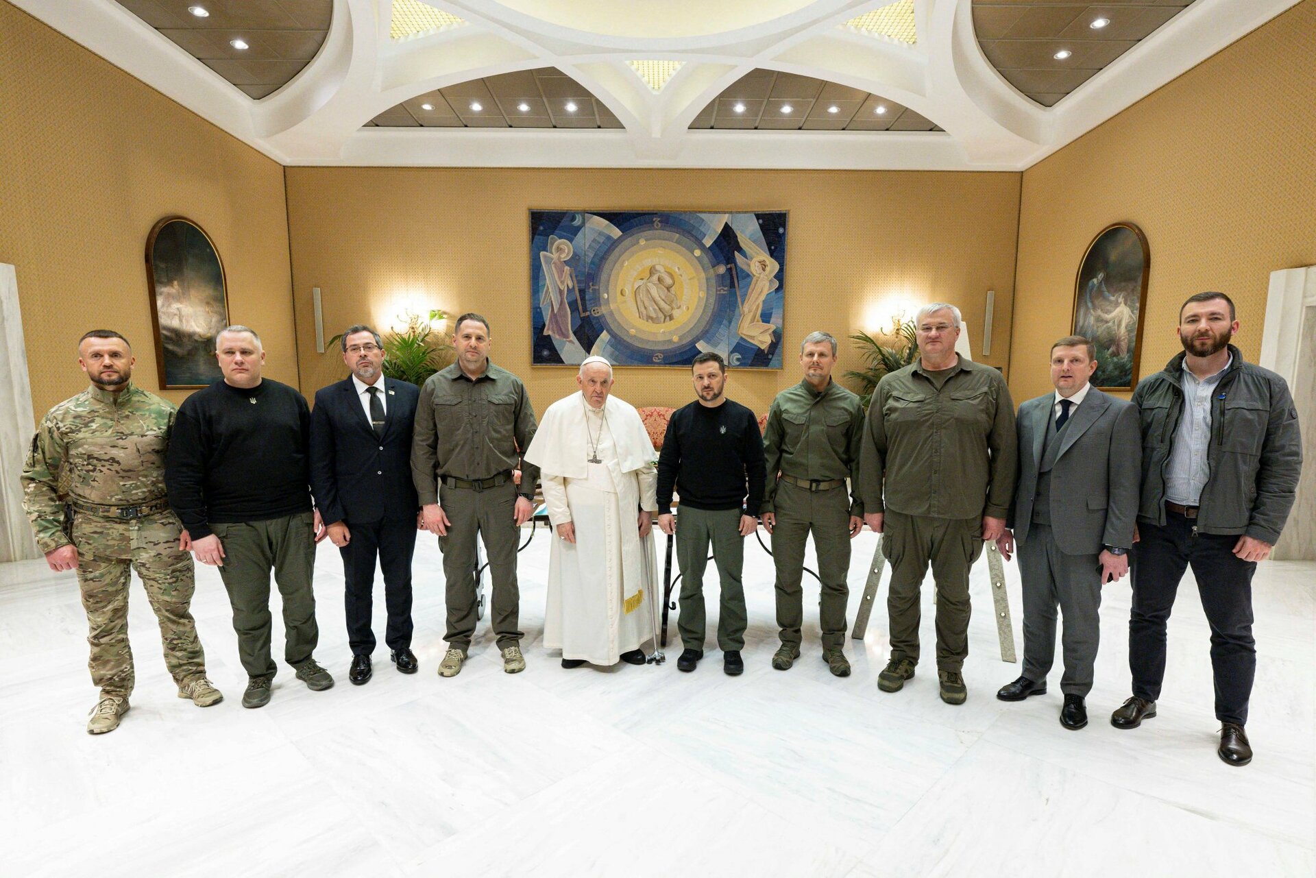 Volodímir Zelenski dialoga con el papa Francisco en el Vaticano