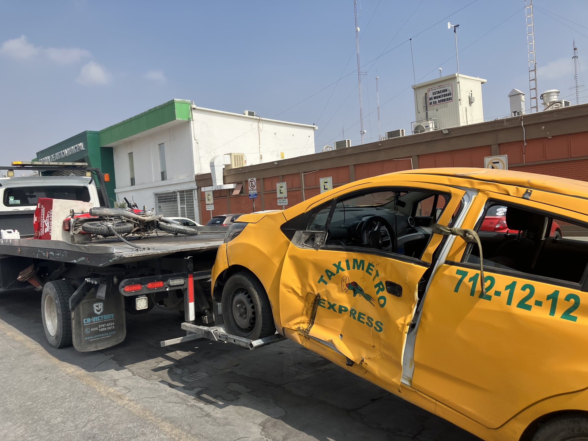 Un taxi y una motocicleta chocaron en la zona Centro de Torreón. (EL SIGLO DE TORREÓN)