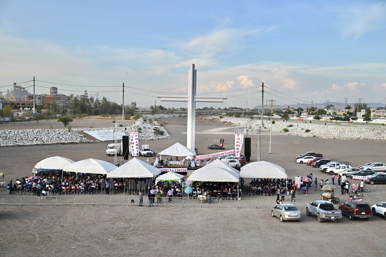 Para pedir por la lluvia, las Diócesis de Gómez Palacio y Torreón se unieron para ofrecer una misa en el vado del río Nazas, a los pies de la monumental cruz colocada entre Coahuila y Durango. (EDIE RUIZ)