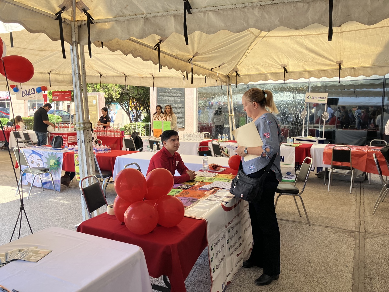 Decenas de personas acudieron a la Tercera Feria de Empleo, en la explanada de Presidencia. (EL SIGLO DE TORREÓN)