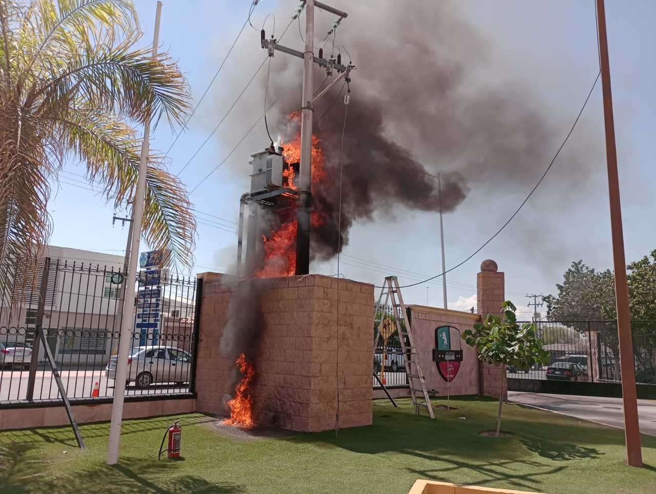 Se incendió un transformador localizado en los límites de la barda de un colegio de Torreón.