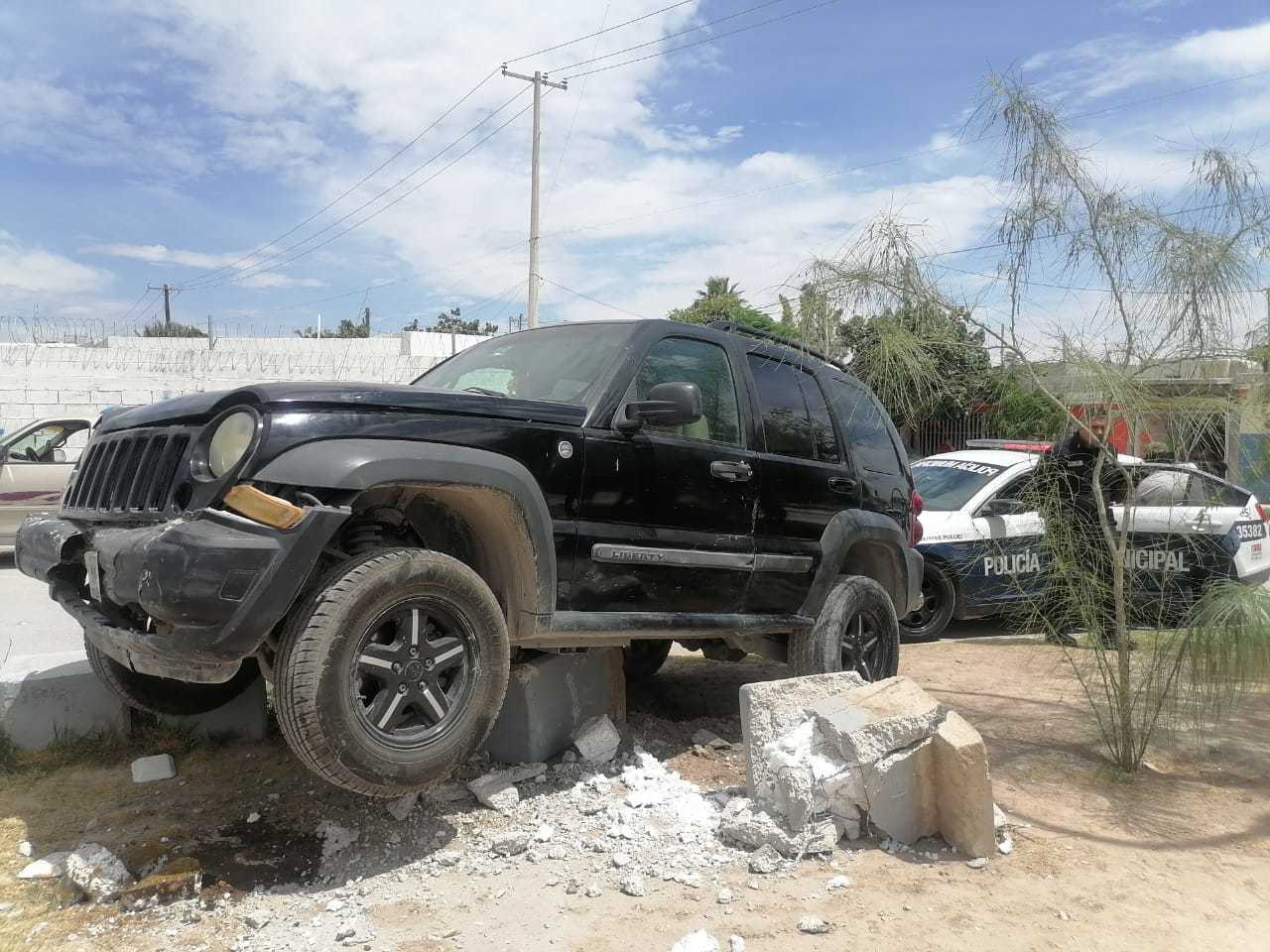Conductora se sube al camellón y derriba estructuras de la Línea Verde, la mujer resultó únicamente con crisis nerviosa. (EL SIGLO DE TORREÓN)