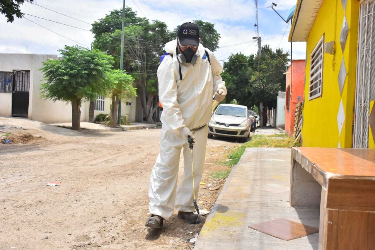 Se están fumigando colonias y comunidades rurales y en las visitas se hace un llamado a atender las medidas preventivas. (CORTESÍA)