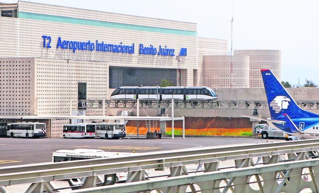 Mientras personal de la terminal aérea y de líneas aéreas realizan la limpieza de pistas y calles de rodaje.