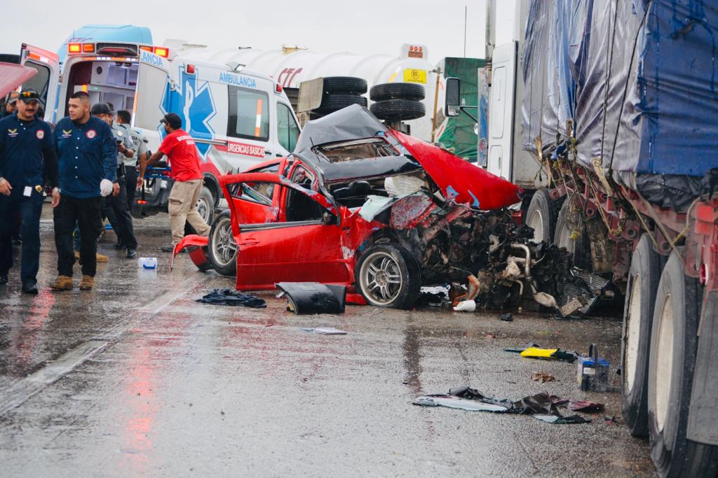 Lagunero protagoniza impresionante accidente carretero y vive para contarlo