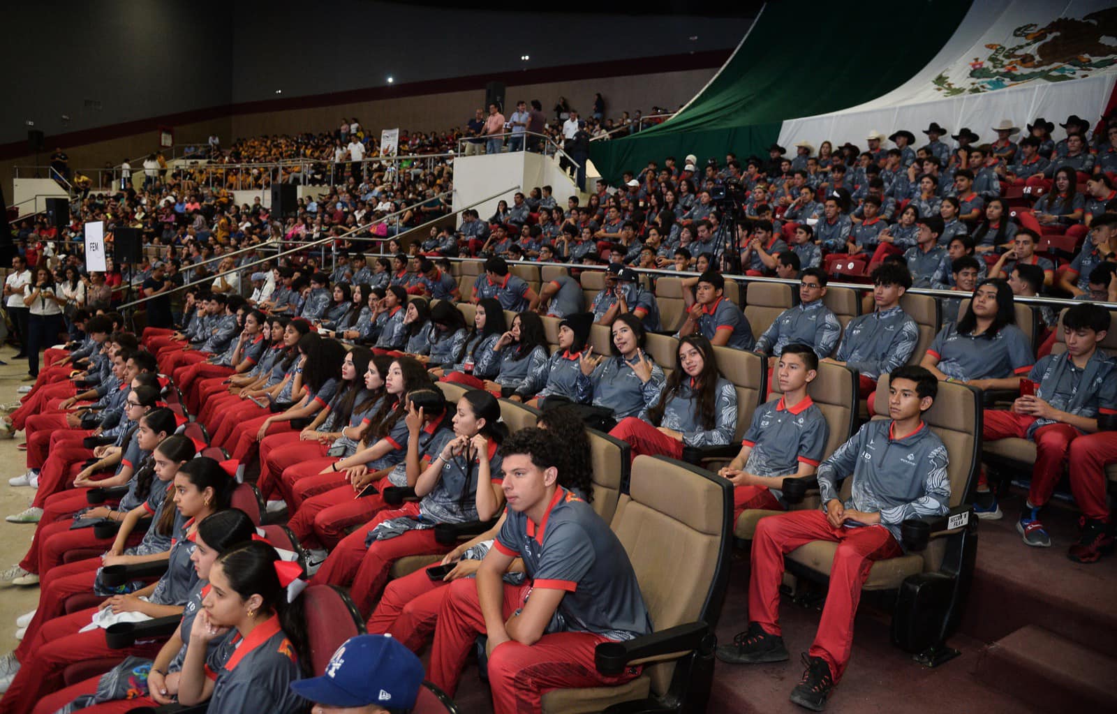 En días pasados, en el Auditorio del Pueblo en la Perla del Guadiana, se tuvo el abanderamiento de la delegación, por parte de autoridades. (IED)
