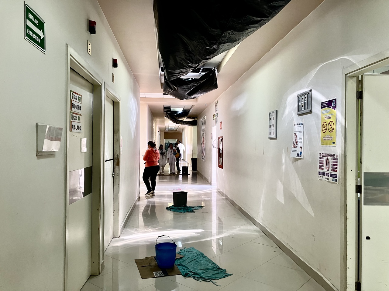 Cubetas, cartones y bolsas en color negro se colocaron en algunas áreas del Hospital General de Torreón (ubicado a espaldas del Manto de la Virgen), como una manera de contener el agua de lluvia.