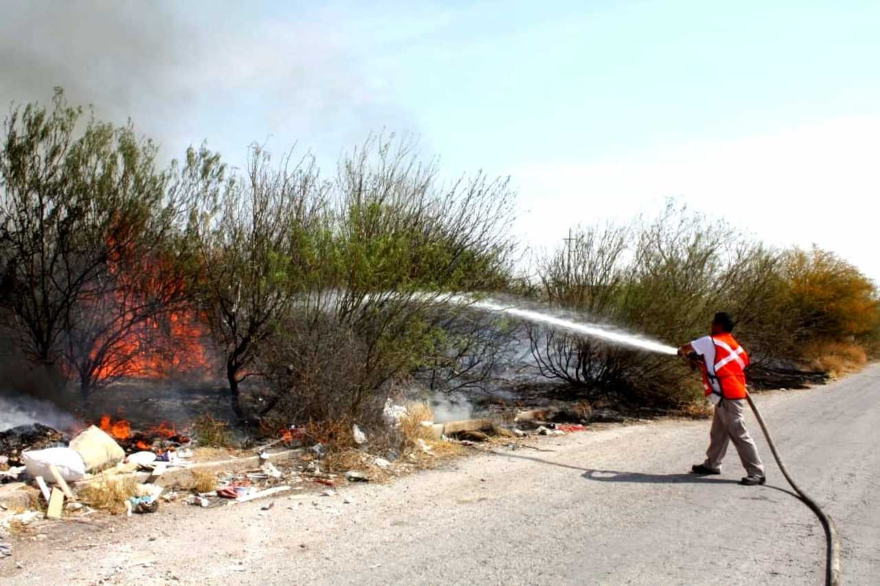 En esta temporada aumenta el número de reportes de incendios en lotes baldíos y quema de basura. (EL SIGLO DE TORREÓN)
