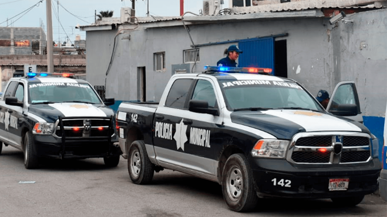 El acusado se puso agresivo cuando llegó la patrulla y los elementos lo sometieron y llevaron a la comandancia de policía. (Foto: SERGIO A. RODRÍGUEZ / EL SIGLO COAHUILA)