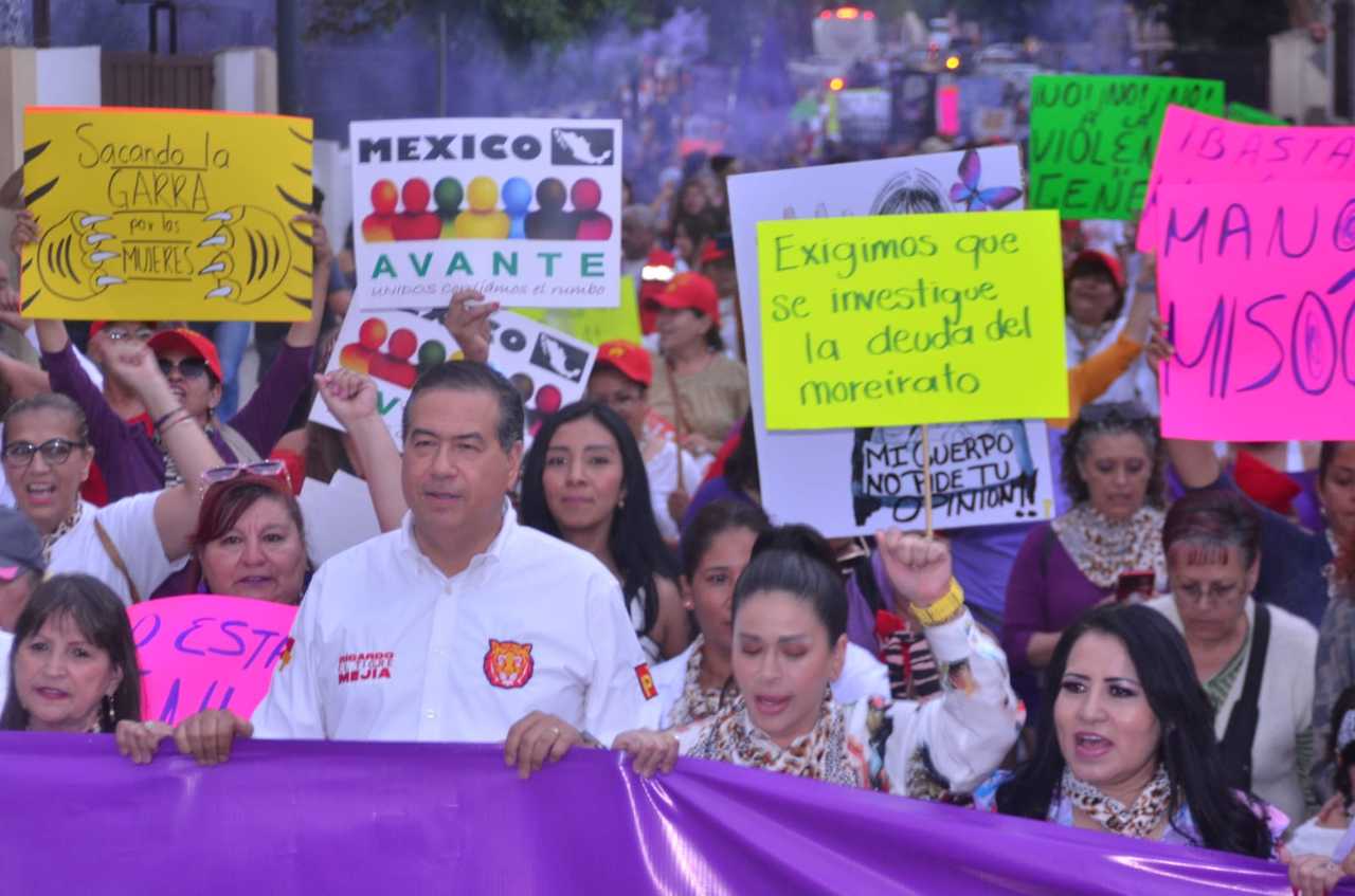 Bajo la lluvia, más de mil mujeres marcharon gritando consignas de apoyo al candidato Ricardo Mejía Berdeja. (CORTESÍA)