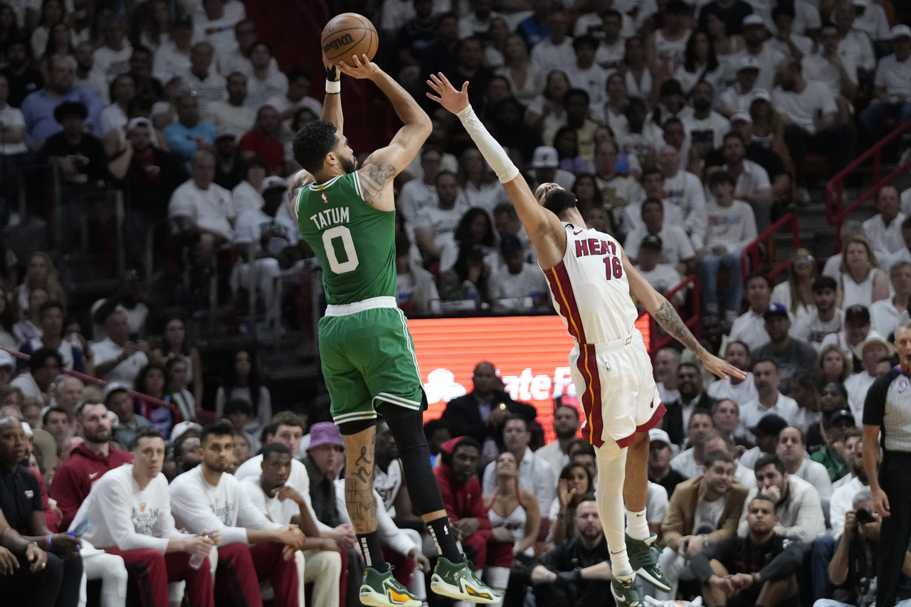 Jayson Tatum metió 33 puntos y bajó 11 rebotes, en la victoria de Celtics 116-99 sobre el Heat de Miami, para acercarse en la final del Este.