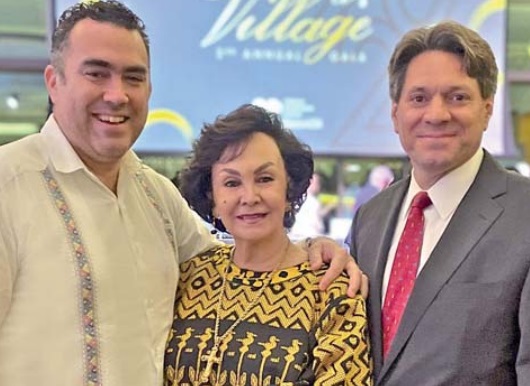 Los laguneros Íñigo Arzac Romo, Yeye Romo Zozaya
y el Cónsul de México en San Antonio, Texas, Rubén
Minutti, en la la gala del CRIT San Antonio (CORTESÍA)