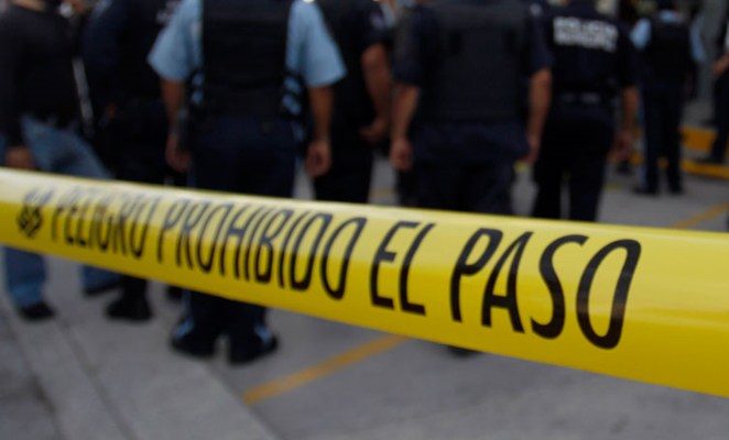 Se presume que un tráiler se habría quedado sin frenos e impactó a una camioneta con una familia en la Autopista del Sol, en Guerrero.
