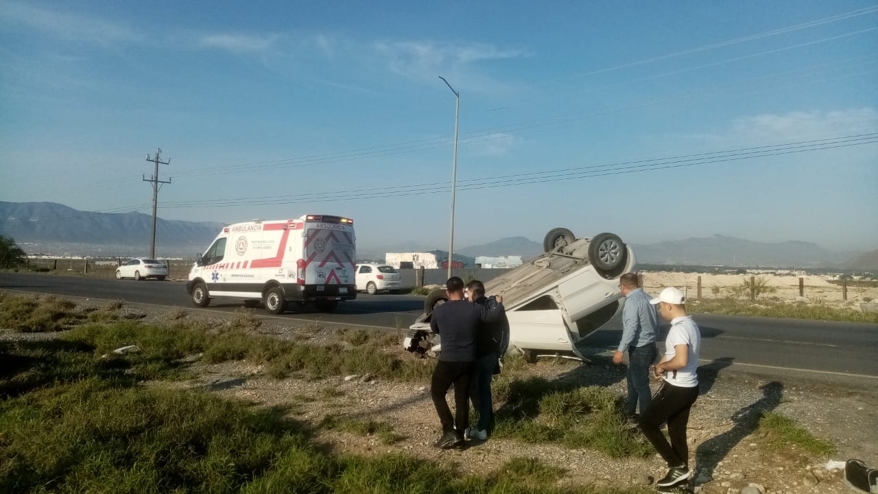 El vehículo terminó con los neumáticos hacia el cielo. (EL SIGLO COAHUILA)