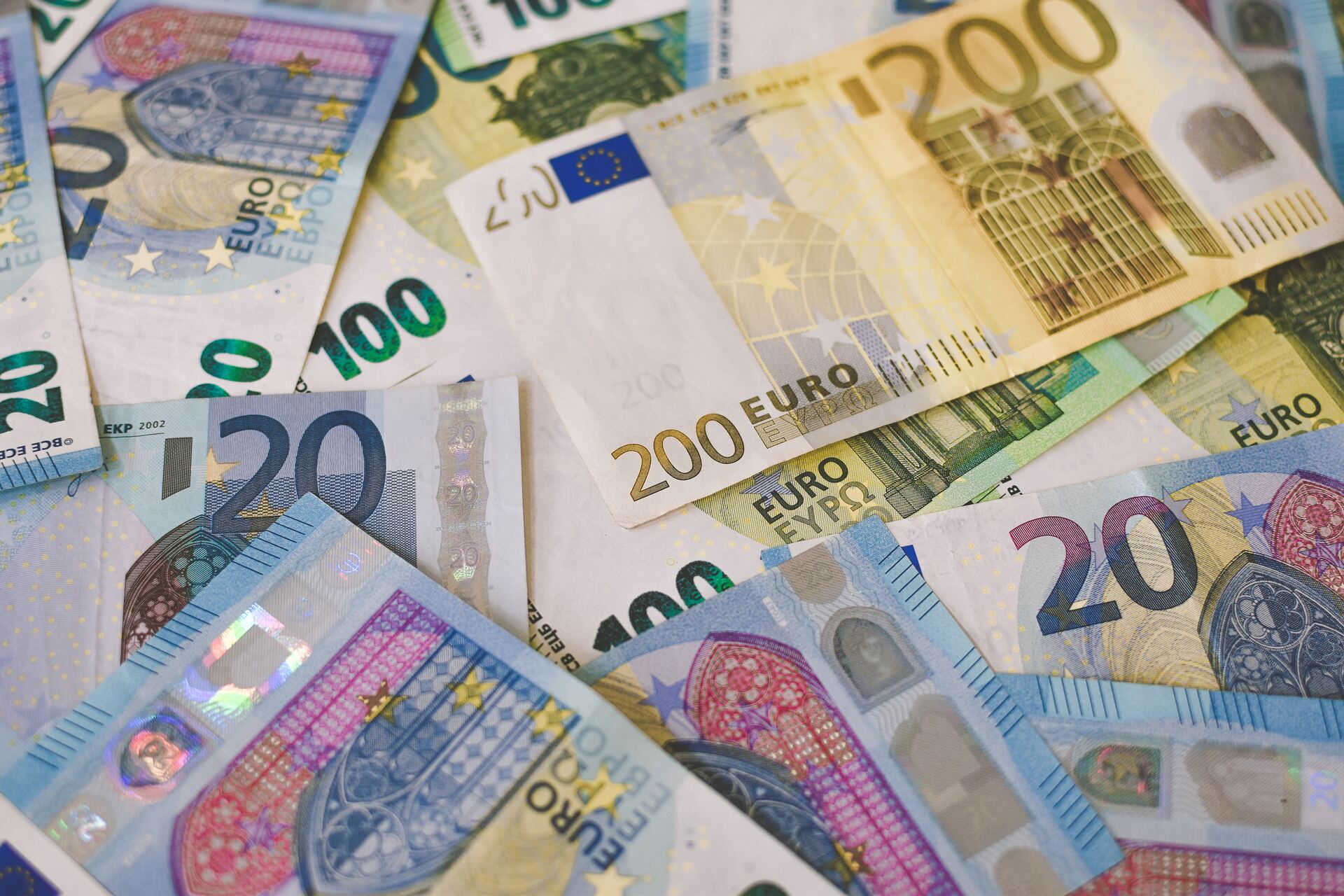 Euro se deprecia hasta los 1.07 dólares, su nivel más bajo en dos meses