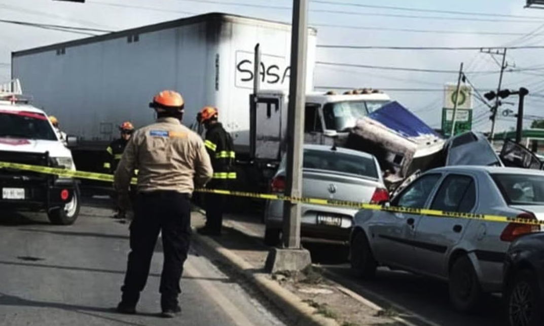 Se registró un accidente vial donde murió una mujer y otra resultó lesionada luego que el automóvil en el que viajaban fue embestido por un tráiler en Apodaca. (ESPECIAL)