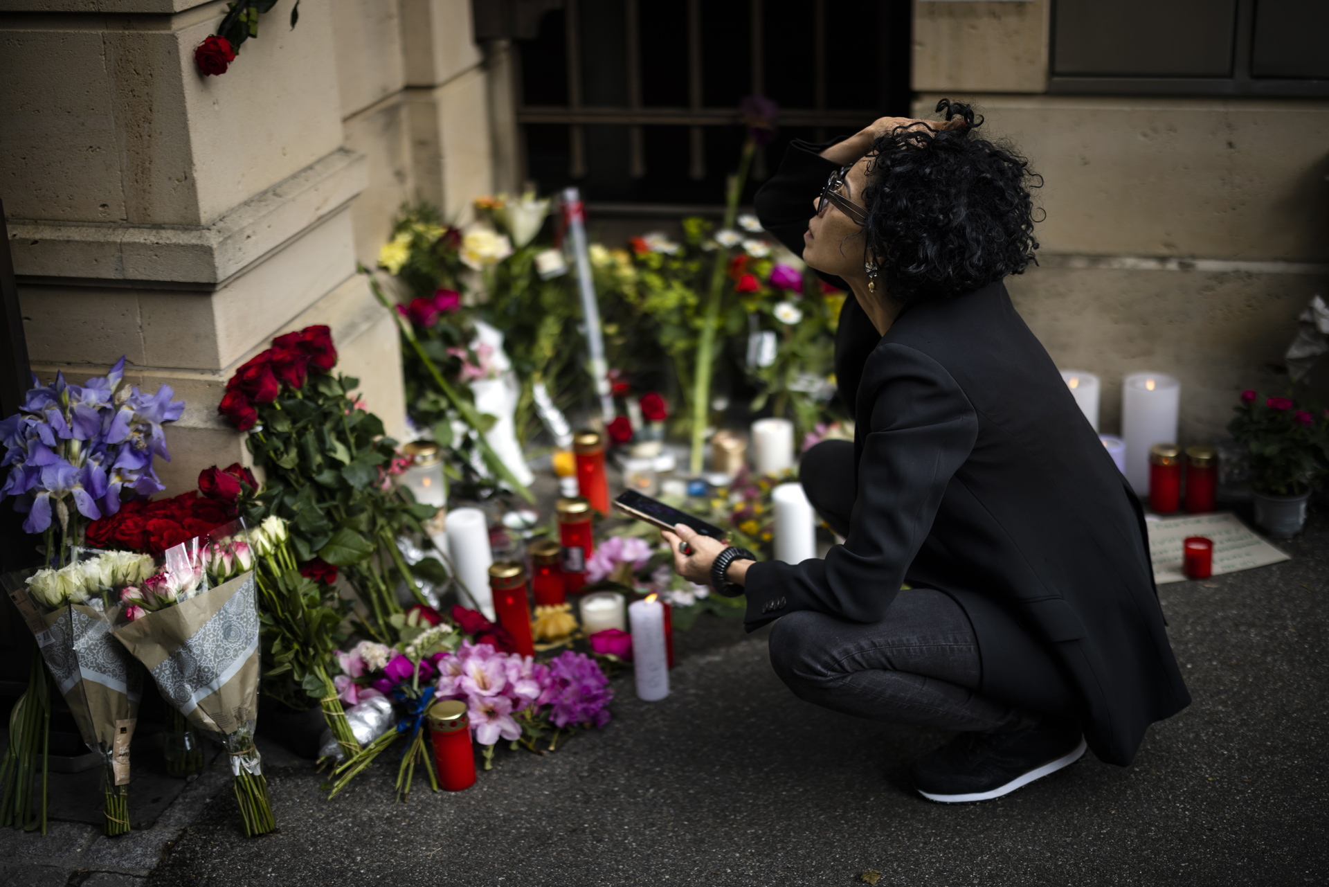 Fanáticos llevan ofrenda a casa de Tina Turner para recordarla