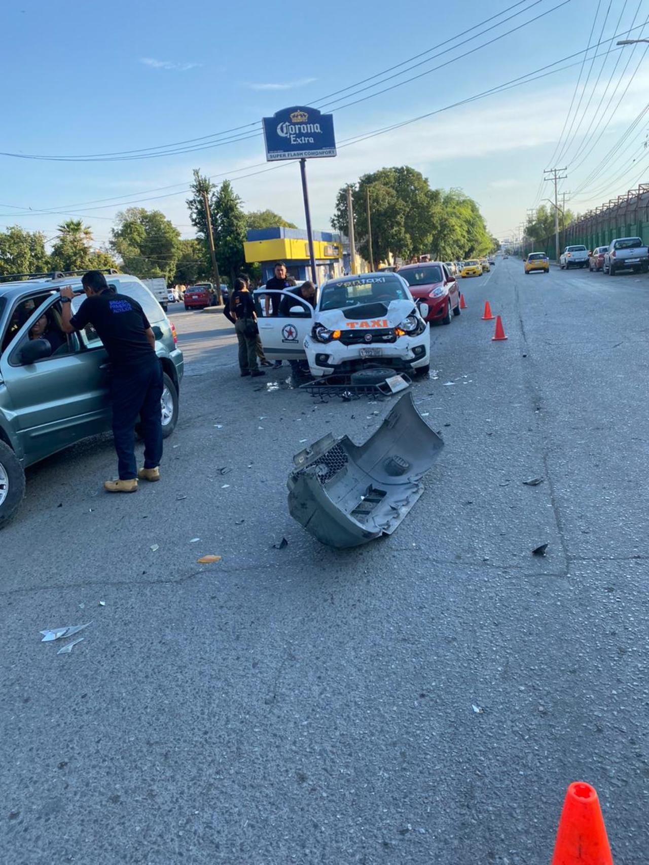 La conductora de la camioneta se le atravesó al taxista.