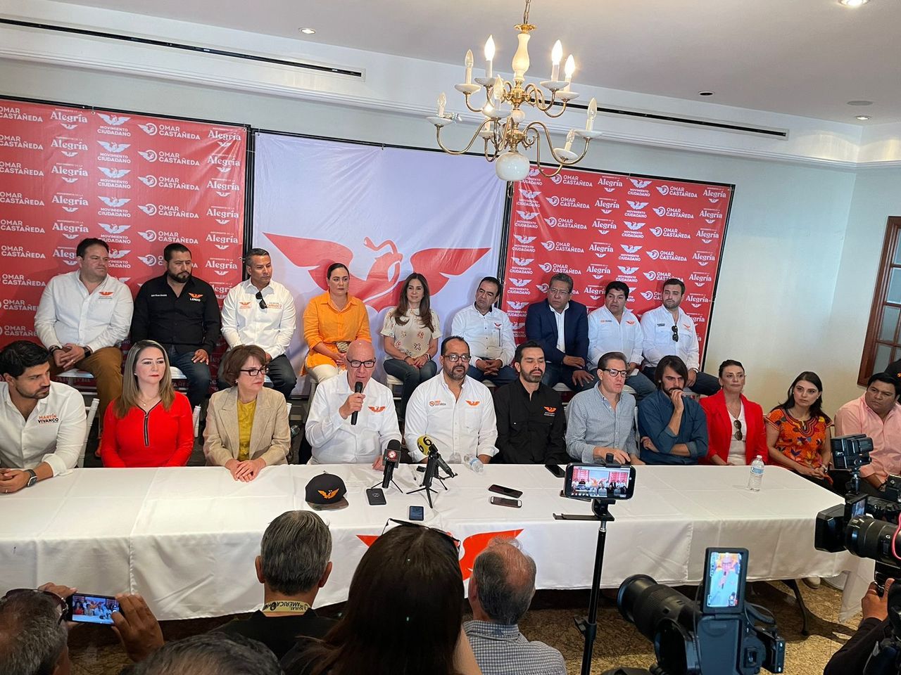 Delgado realizó una gira por La Laguna acompañado de senadores, diputados y líderes de MC.