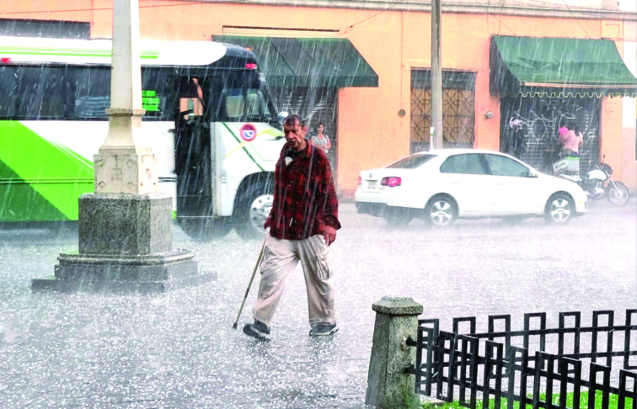 La lluvia se detuvo por espacio de 15 minutos dando oportunidad a muchos para regresar a casa.