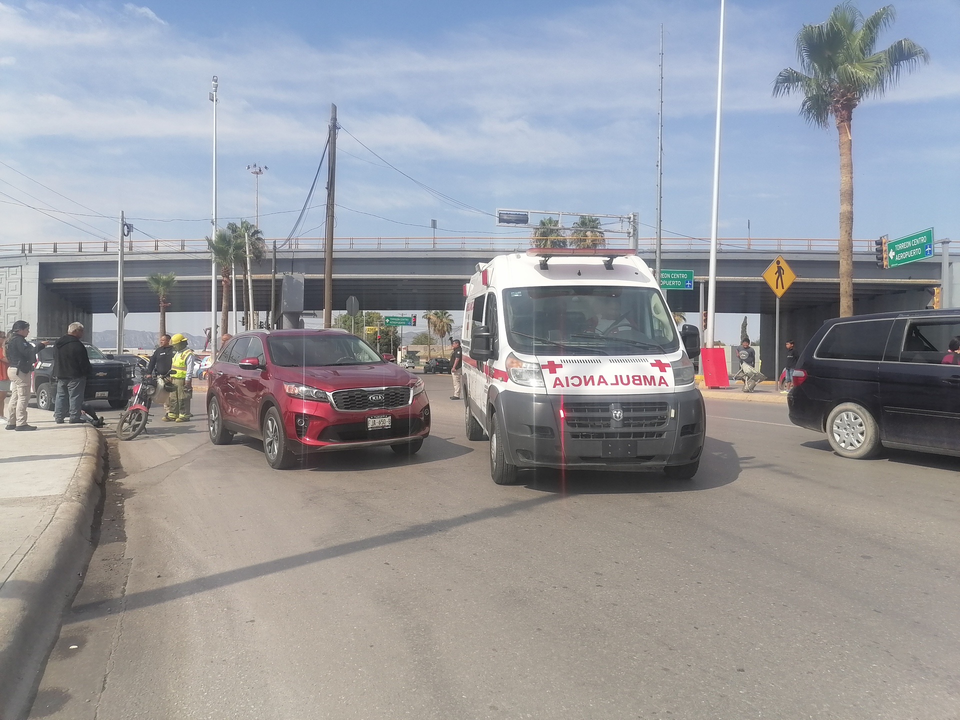Motociclista de la tercera edad choca contra camioneta en Torreón; hay una lesionada