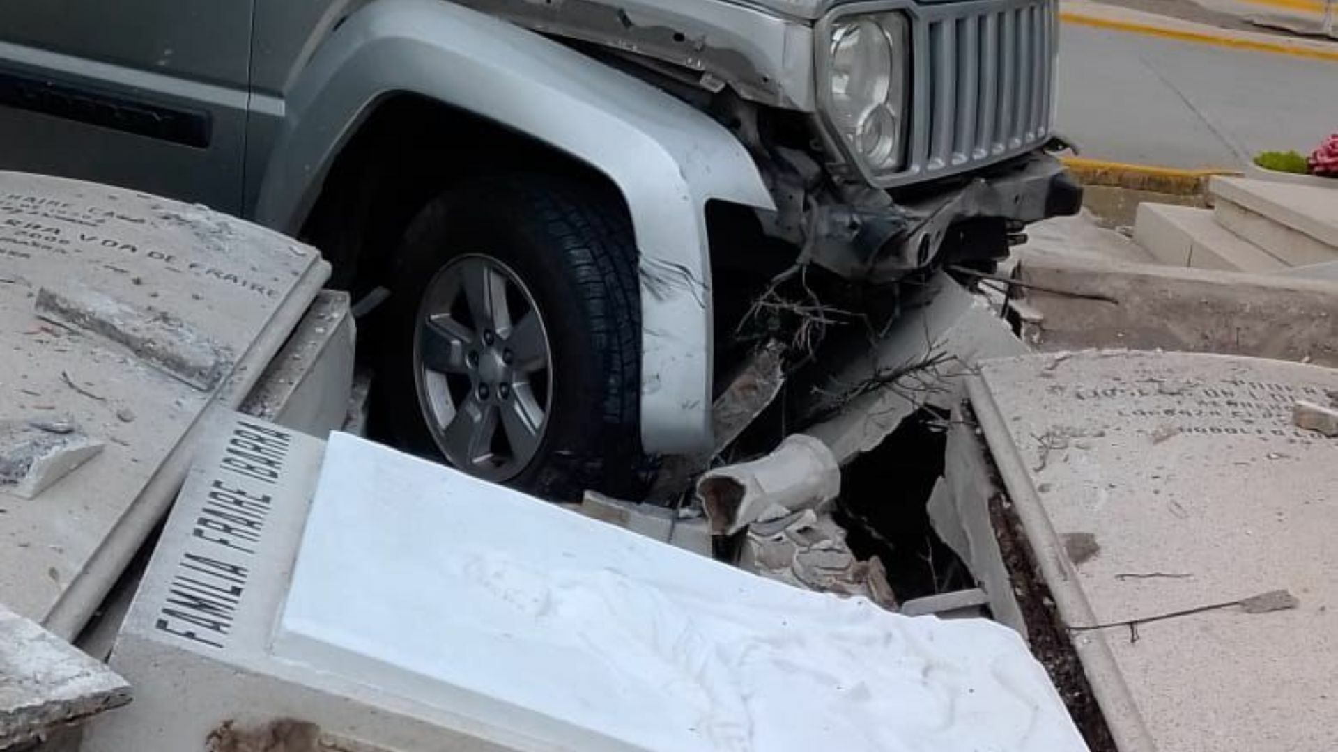 Camioneta se impacta contra tres lápidas en cementerio de Saltillo; conductor huía de autoridades