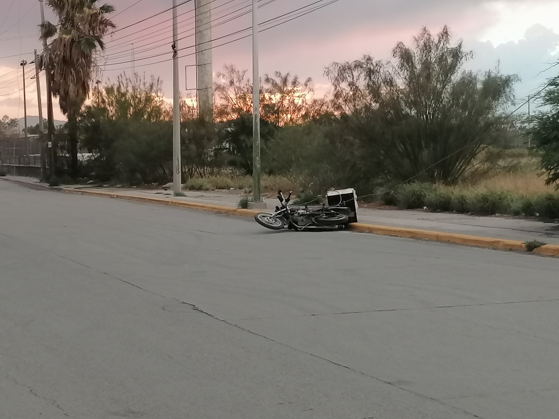 Motociclista pierde la vida al enredarse en cables y recibir descarga eléctrica en Torreón