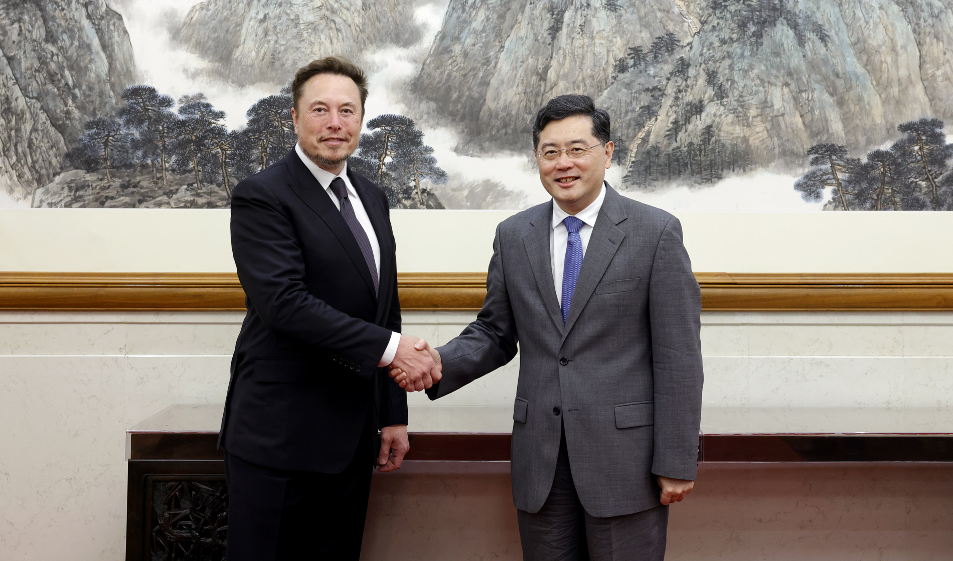 Ministro de Exteriores chino recibe a Elon Musk en Pekín y se compromete a una apertura de alto nivel