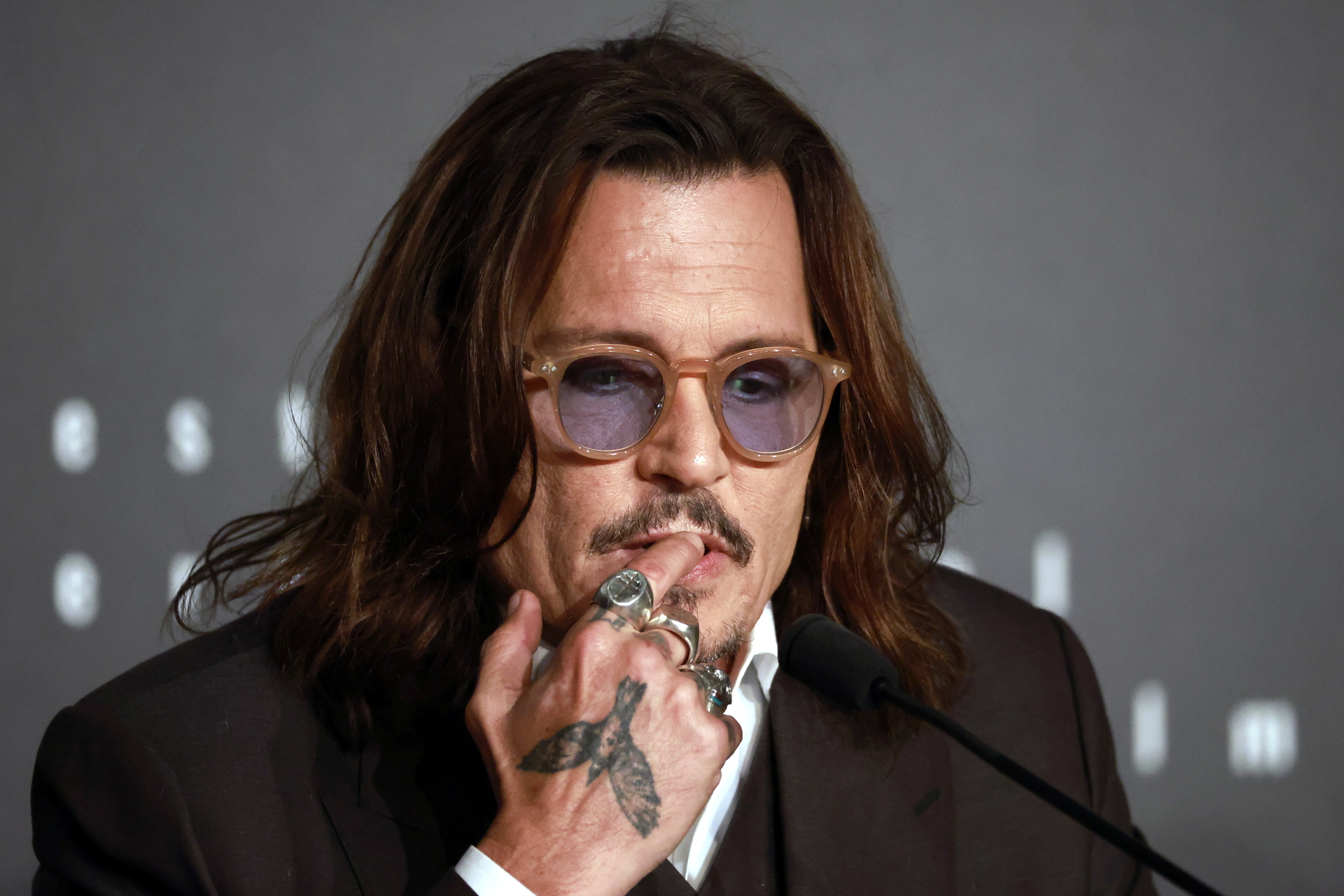 Johnny Depp se lesiona y pospone presentaciones con su banda Hollywood Vampires