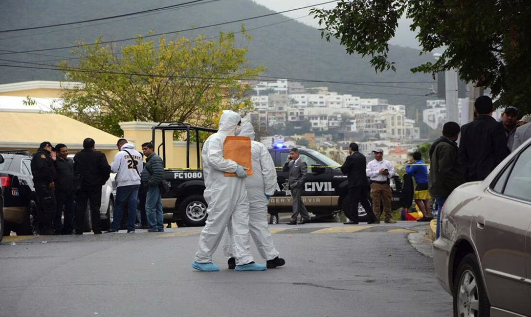 Un hombre a bordo de una motocicleta entró al inmueble, le disparó directo a la víctima y escapó. (ESPECIAL)