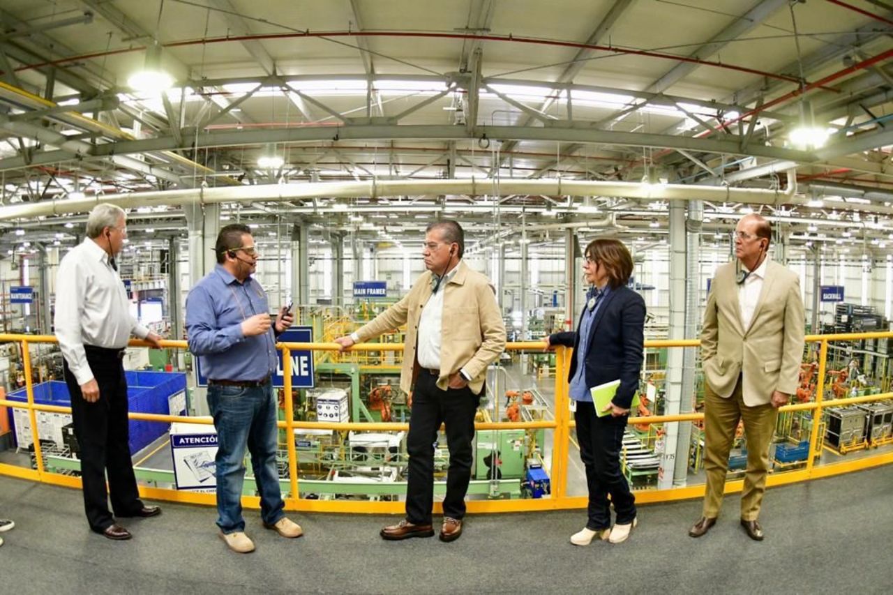 El gobernador Miguel Ángel Riquelme Solís, visitó la Planta Daimler Truck, ubicada en el municipio de Derramadero.