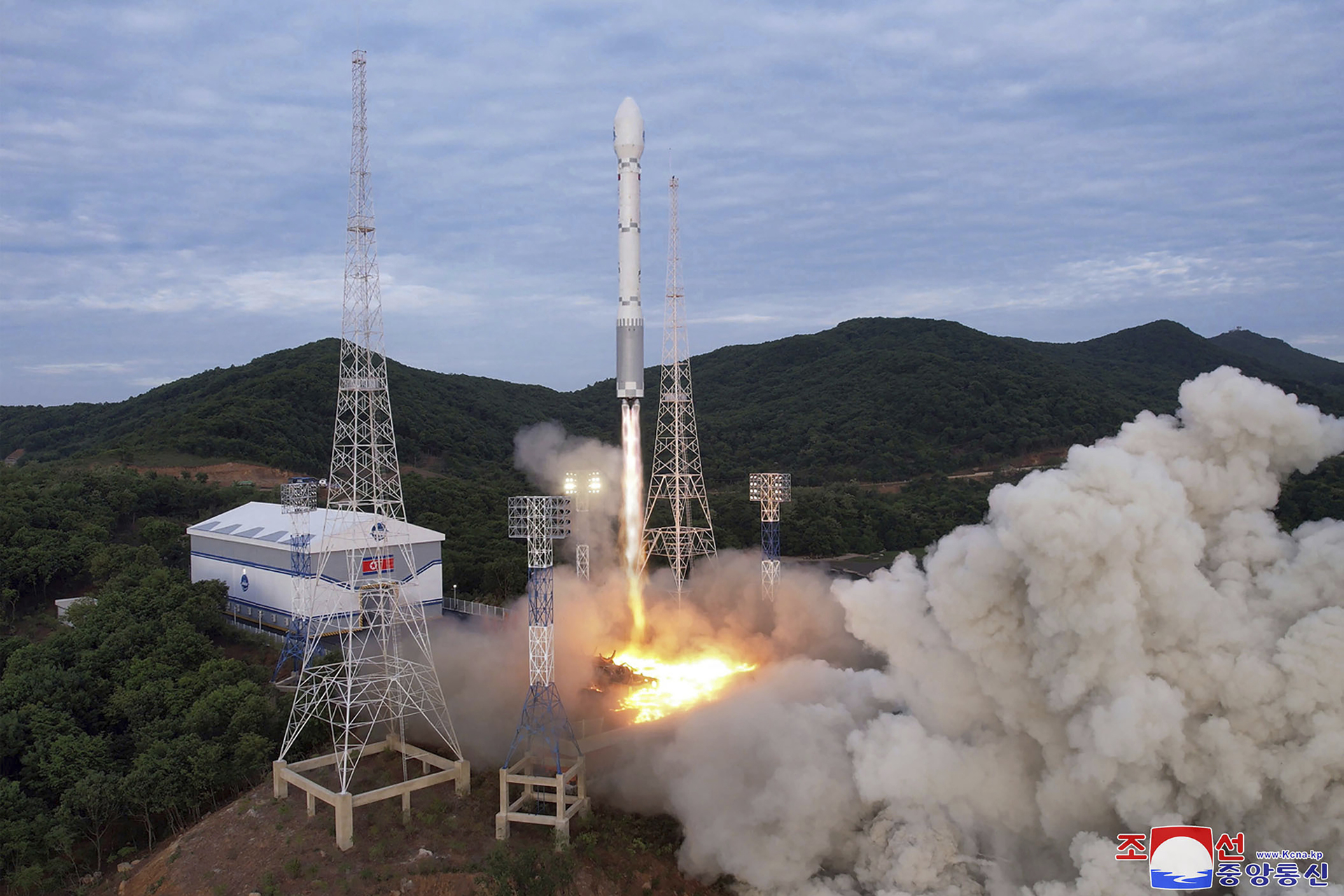 El satélite espía del Norte “será colocado correctamente en órbita espacial en el futuro próximo”. (AP)