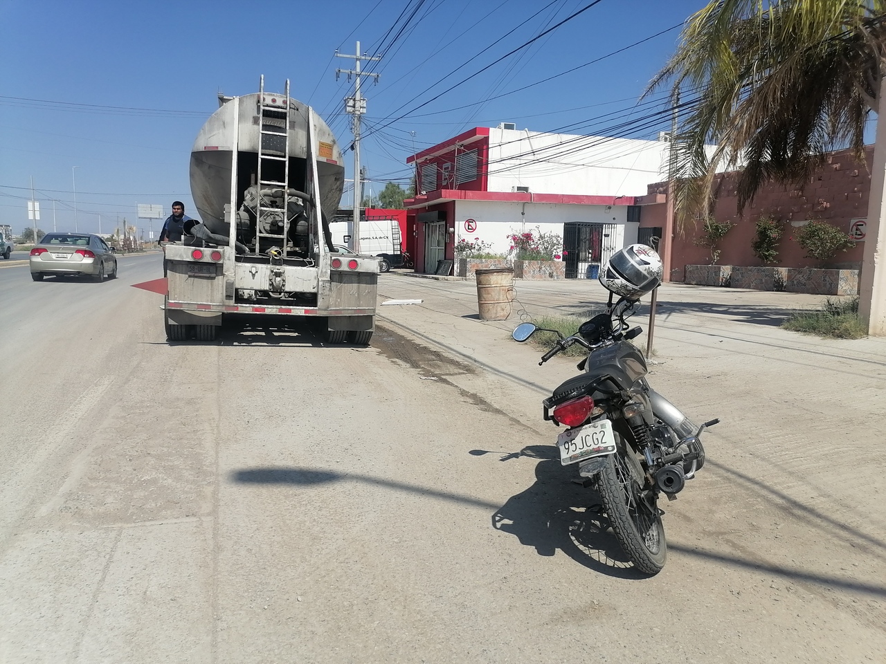 Motociclista resulta herido tras impactarse contra trailer que le cortó el paso en la carretera La Unión-La Partida.