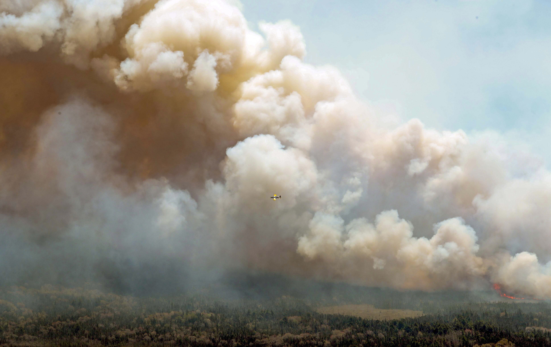 Biden ofrece apoyo a Trudeau contra incendios forestales