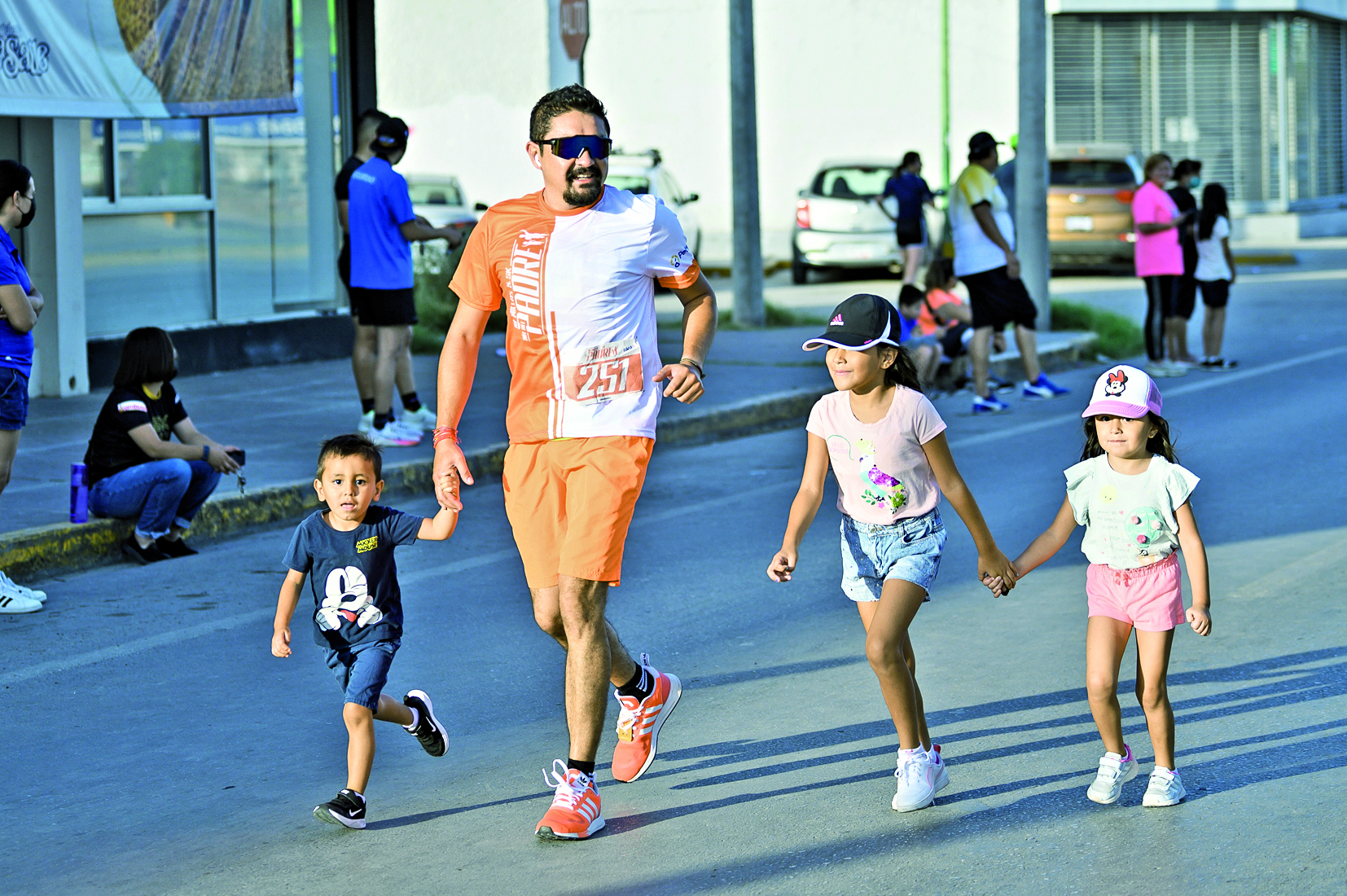 En esa tradicional competencia, es característico que los participantes recorran últimos metros del recorrido, en compañía de hijos. (Archivo)
