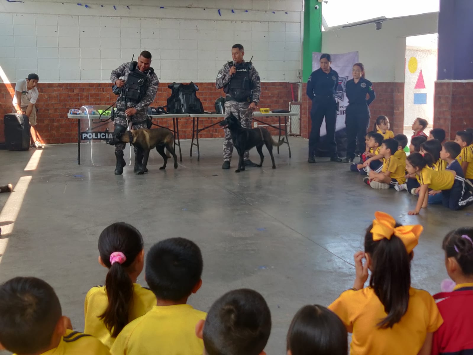 Los alumnos conocieron a “Billy”, un pastor belga malinois que representa a la Unidad Canina (K9) de Ramos Arizpe. (CORTESÍA)