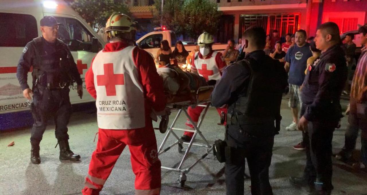 Paramédicos de la Cruz Roja y del SAMU acudieron al sitio para auxiliar a las personas lesionadas.