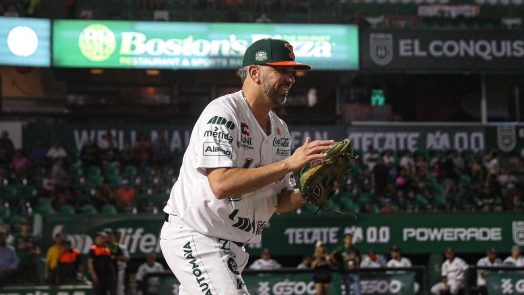 Oliver Pérez se queda con los Diamondbacks de Arizona