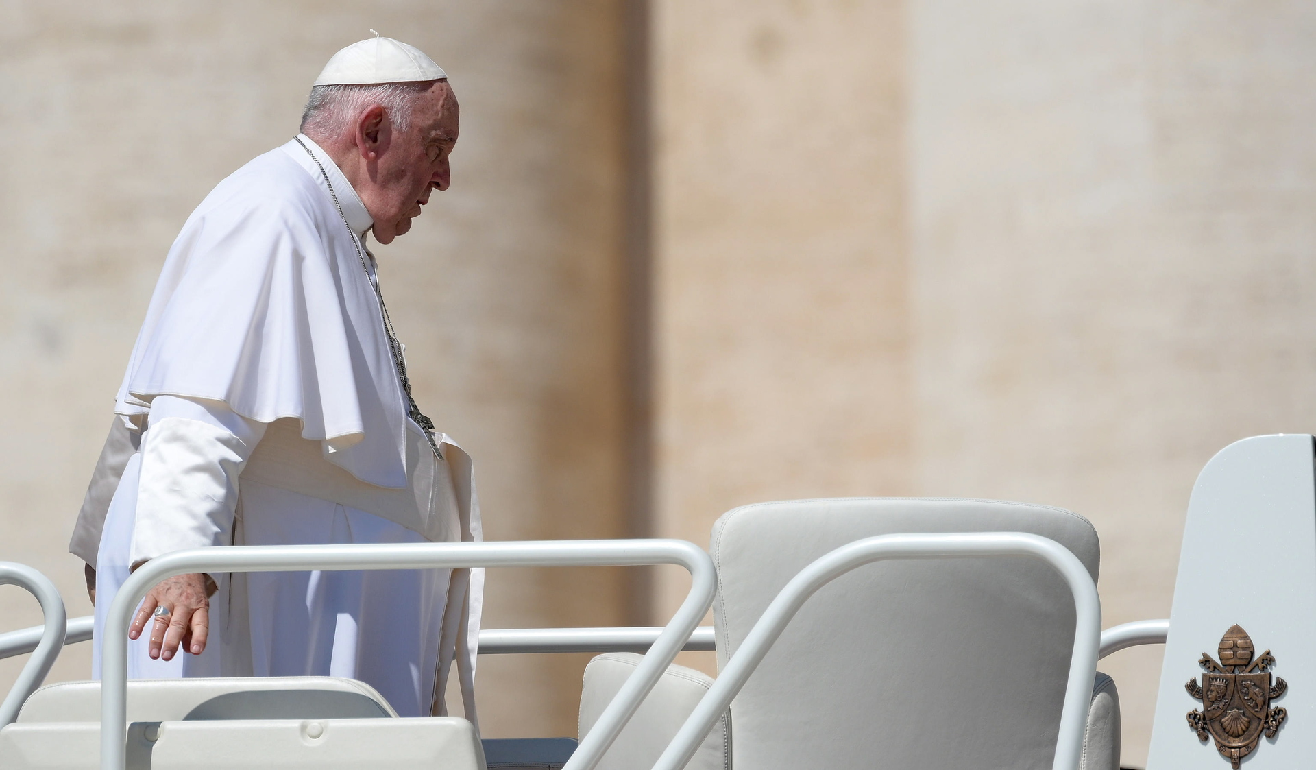 Papa Franciso ya ha podido dar algún paso y trabajar algunas horas: Vaticano